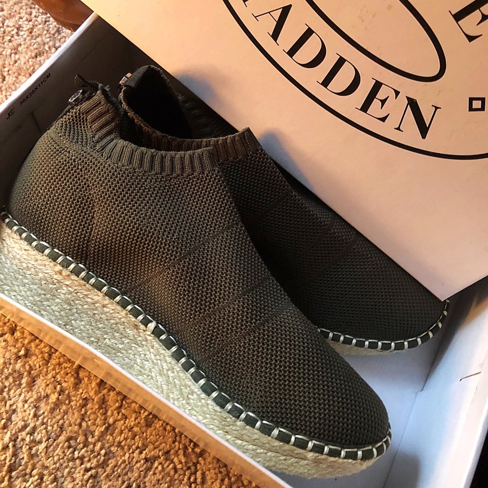 💚Steve Madden Mission Olive Green Slip Ons💚